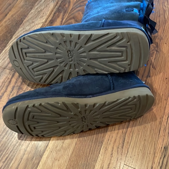 UGG Bailey Bow Boots with Bows in Back - Picture 4 of 8